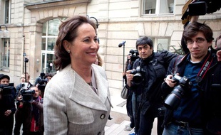 Ségolène Royal dans la cour du siège du Parti socialiste, rue de Solférino, à Paris (le 4 avril 2011)