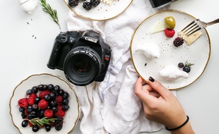 Illustration de plats avec des appareils photos, composition que l'on retrouve souvent sur les réseaux sociaux