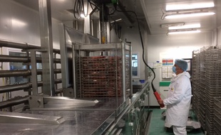 L'usine est construite autour de la cuisson basse température des aliments en poches sous-vide.