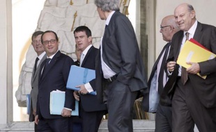 François Hollande (G) et Manuel Valls (C) à l'issue du Conseil des ministres le 5 novembre 2014 à l'Elysée à Paris