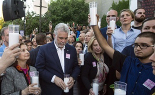 Le Premier ministre québécois Philippe Couillard pendant une veillée d'hommage aux victimes de la tuerie d'Orlando