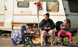 "On baisse les persiennes, on a peur des vols" : à Croix (Nord), le climat est tendu dans les rues voisines d'un terrain privé occupé depuis deux mois par quelque 200 Roms originaires de Roumanie.