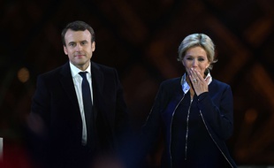 Emmanuel et Brigitte Macron célèbrent la victoire à la présidentielle au Carousel du Louvre le dimanche 7 mai.
