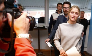Therese Johaug arrive en conférence de presse le 13 octobre 2016.