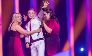 Le chanteur islandais Ari Olafsson entouré de ses choristes sur la scène de l'Eurovision 2018.