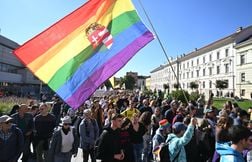 Des milliers de Hongrois bravent l’interdiction d’une marche des fiertés