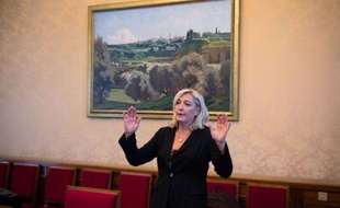 Sur fond de crise à l'UMP, Marine Le Pen a présenté mardi à l'Assemblée nationale la charte du Rassemblement Bleu Marine (RBM), une structure qui vise à "dépasser" le Front national et à accueillir ceux qui rechignent à rejoindre le parti d'extrême droite, comme le député Gilbert Collard.