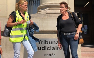 Marlène L. (à droite), la « gilet jaune » victime à la sortie du tribunal à Strasbourg.