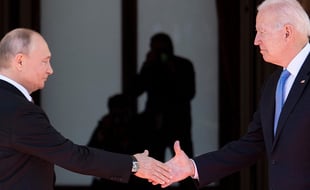Première poignée de main entre Biden et Poutine.