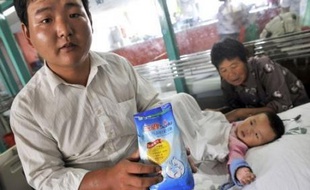 Après les raviolis aux pesticides ou le dentifrice à l'antigel, la Chine est de nouveau secouée par un scandale sanitaire, qui touche cette fois-ci des nourrissons, dont deux sont morts et plus de 1.200 sont tombés malades pour avoir consommé du lait frelaté.