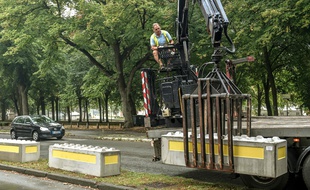 Une grue de levage installe des blocs de béton pour sécuriser la Grande braderie de Lille, le 30 août.