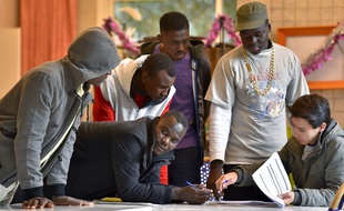 Des migrants de Calais au centre d'accueil et d'orientation de Saint-Brévin / AFP PHOTO / LOIC VENANCE