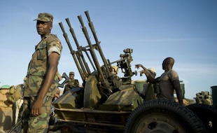 La force de l'Union africaine en Somalie a chassé hors de Mogadiscio les islamistes shebab, également confrontés aux armées kenyane et éthiopienne dans le sud et le centre du pays, mais ces gains militaires restent fragiles, préviennent les analystes.