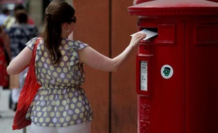 Téléphonie mobile, contrats d'assurance, activités bancaires ou même vente de sucreries: pour compenser la chute inexorable des volumes du courrier, les postes du monde entier se diversifient pour subsister.