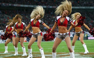 Oubliez le cliché de la blonde idiote amoureuse du quarterback de l’université. La pom-pom girl (cheerleader en anglais) est une vraie athlète.