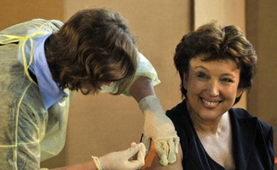 La ministre de la Santé et des Sports Roselyne Bachelot se fait vacciner contre la grippe A lors de sa visite d'un centre de vaccination dans le 14e arrondissement à Paris, le 12 novembre 2009.