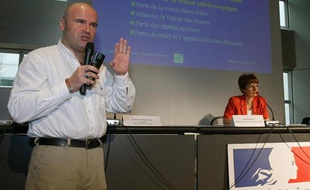 Le professeur Philippe Batel, alcoologue à l'hôpital Beaujon de Clichy s'exprime, le 30 juillet 2002 à Paris, à l'occasion d'une conférence sur la Sécurité routière.