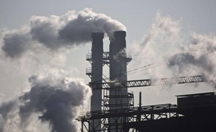 Fumée d'une cheminée d'usine, à Pékin, en Chine.