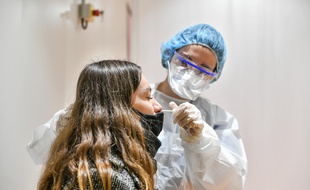 Le délai d'isolement des personnes contaminées par les variants brésilien et sud-africain va passer de 7 à 10 jours, voire sept jours de plus.