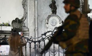 Un soldat berlge patruoille près du Manneken Pis à Bruxelles, le 22 novembre 2015