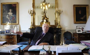 Le sénateur-maire UMP de Marseille Jean-Claude Gaudin a évoqué mardi son intérêt pour la présidence du groupe UMP au Sénat, assurant être "prêt" à consacrer de son temps pour ses "amis sénateurs" si l'actuel titulaire du poste, Gérard Longuet, rentrait au gouvernement.