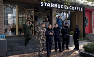Un camionnette a percuté 18 piétons devant un Starbucks de Shanghai, en Chine, dans ce qui serait, selon les autorités, un accident.