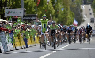 Sur sa lancée du Giro, l'espoir italien Elia Viviani s'est adjugé la deuxième étape du Critérium du Dauphiné, lundi, à Oyonnax, sous le soleil enfin présent.