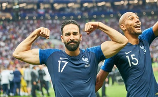 Adil Rami à l'issue de la finale de la Coupe du monde, à ses côtés Steven Nzonzi.