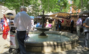 Ce vendredi matin de nombreux militants (LREM, PS et PCF) étaient présents au marché de la place Monge (5e)