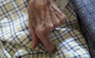 L'octogénaire qui serait morte le lendemain de son passage aux urgences d'un hôpital de Metz "faute de soins", selon ses proches, se serait en fait étranglée avec de la nourriture, a indiqué dimanche le procureur de la République de Metz, citant les conclusions de l'autopsie.