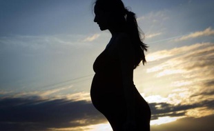 Contre-jour sur une femme enceinte