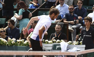 Richard Gasquet a abandonné à cause d'un problème physique au 3e tour de Roland-Garros face à Gaël Monfils, le 3 juin 2017.