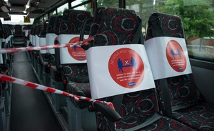 Des consignes sanitaires à l'intérieur d'un bus (Illustration).