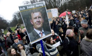 L'opposition social-démocrate en Allemagne a encore accru dimanche la pression sur la chancelière Angela Merkel, appelant à la tenue d'élections législatives si le président allemandChristian Wulff soutenu par elle devait finalement démissionner à cause du scandale le visant.