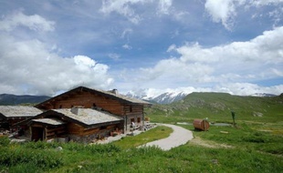 Dans les Alpes, un propriétaire de refuge aux allures de Géo Trouvetout a bâti à 2.000 mètres d'altitude un refuge autonome, fonctionnant aux seules énergies renouvelables, une exception parmi les 300 refuges de montagne français, en retard en termes de solutions écologiques.