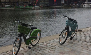 Les nouveaux vélib' de Smoovengo ont été présentés ce matin aux abords du bassin de La Villette.