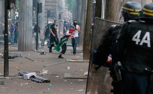 Des manifestants s'opposent aux forces de police le 19 juillet 2014 dans le quartier de Barbès, à Paris