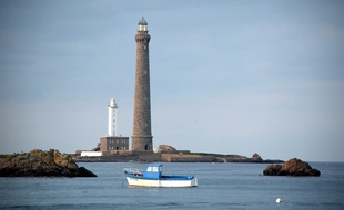 Le phare de l'île Vierge, au large de Plouguerneau, dans le Finistère, va accueillir un gîte touristique à ses pieds.