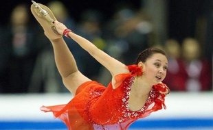 La Russe Elizaveta Tuktamisheva, 14 ans seulement, a remporté samedi le Skate Canada pour sa première participation à une épreuve senior du Grand Prix de patinage artistique.