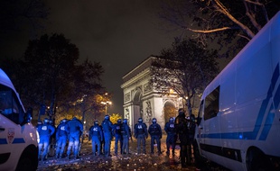 (Photo d'illustration) Des forces de l'ordre aux abors de l'Arc de Triomphe, vandalisé samedi 1er décembre en marge de la mobilisation des « gilets jaunes ».