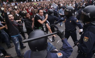 Des heurts ont opposé à Madrid les manifestants protestant contre les mesures d'austérité et les forces de l'ordre, le 25 septembre 2012.