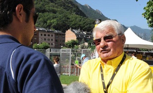 Raymond Poulidor suit son 51e Tour en 2013.