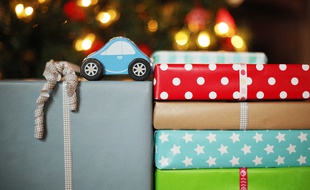 Des paquets cadeaux sous le sapin. Illustration.