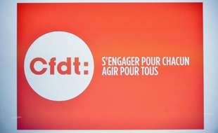 Logo de la CFDT, le 28 novembre 2012 sur les murs de Mutualité à Paris