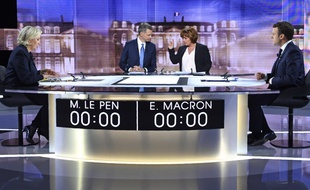 Emmanuel Macron et Marine Le Pen sur le plateau du débat télévisé de l'entre-deux-tours