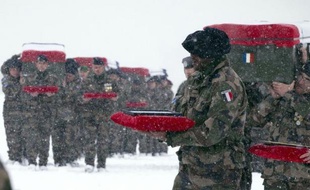 Les honneurs militaires aux quatre soldats français tombés vendredi en Afghanistan ont été rendus sous la neige dimanche, avant que les cercueils des défunts ne soient embarqués dans l'avion du ministre de la Défense Gérard Longuet pour arriver dans la soirée à Paris.