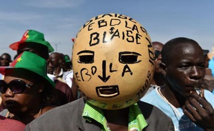 TOPSHOTS Un manifestant à Ouagadougou contre le président Compaoré, le 29 octobre 2014