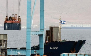 Un conteneur est retiré du bateau Klos-C, soupçonné de transporter des armes iraniennes, dans le port d'Eilat le 9 mars 2014