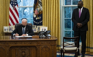 Joe Biden a réautorisé par décret les personnes transgenres à servir dans l'armée américaine, le 25 janvier 2021, en présence du secrétaire à la Défense Lloyd Austin.