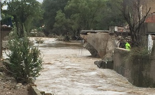 Les flots déchaînés lundi 15 octobre 2018, dans l'Aude